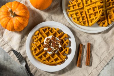 Ev yapımı Kahvaltı Cevizli ve Kremalı Balkabaklı Waffle