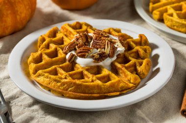 Ev yapımı Kahvaltı Cevizli ve Kremalı Balkabaklı Waffle