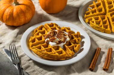 Ev yapımı Kahvaltı Cevizli ve Kremalı Balkabaklı Waffle