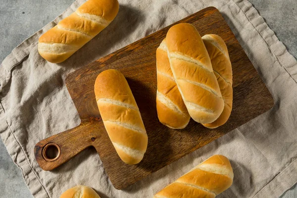 Ev yapımı sosisli sandviçler yemeye hazır.