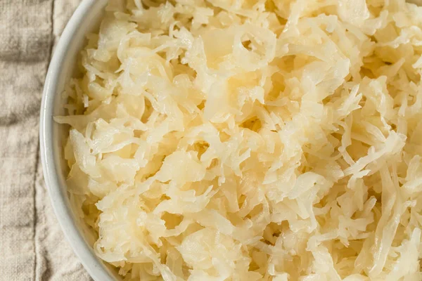 Kâsede çiğ lahana turşusu.