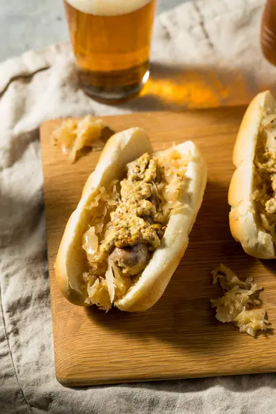 Lahana turşulu ve hardallı ev yapımı Alman sucuklu sandviç.