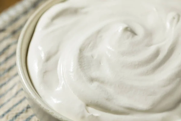 Sweet White Whipped Cream Dessert Een Schaal — Stockfoto