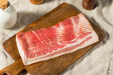 Kırmızı Organik Pastırma Dilimlere Kesildi