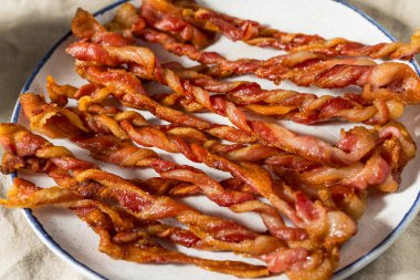 Tabakta Ev Yapımı Eğilimli Bacon Şeritleri