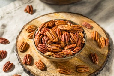 Kase içinde çiğ organik fındık.