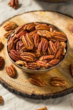 Kase içinde çiğ organik fındık.