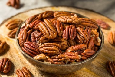 Kase içinde çiğ organik fındık.