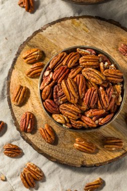 Kase içinde çiğ organik fındık.