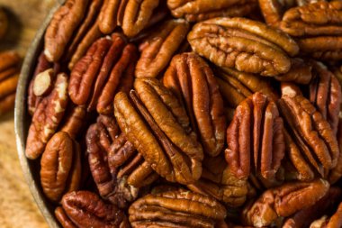 Kase içinde çiğ organik fındık.