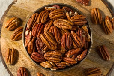 Kase içinde çiğ organik fındık.