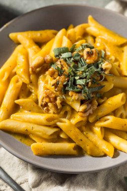 Adaçayı ve cevizli ev yapımı İtalyan Butternut Kabağı Makarnası.