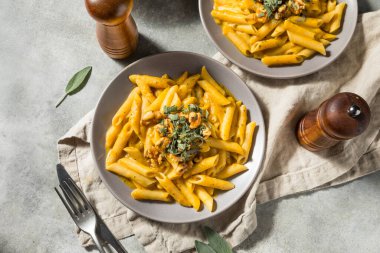 Adaçayı ve cevizli ev yapımı İtalyan Butternut Kabağı Makarnası.