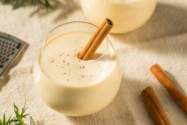 Noel için Rom ile alkollü soğuk eggnog kokteyli.