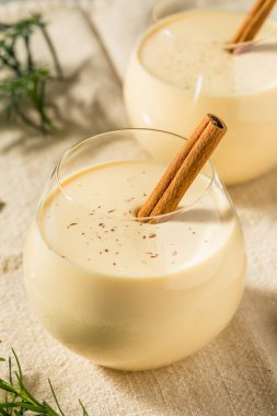 Noel için Rom ile alkollü soğuk eggnog kokteyli.