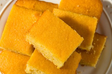 Ev yapımı, tereyağlı Amerikan mısır ekmeği.