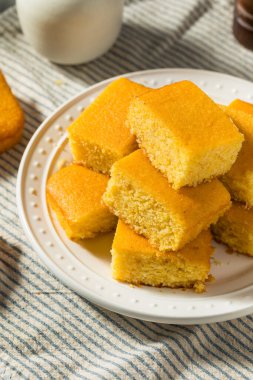 Ev yapımı, tereyağlı Amerikan mısır ekmeği.