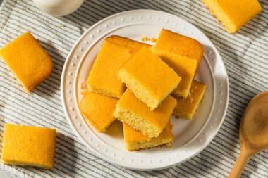 Ev yapımı, tereyağlı Amerikan mısır ekmeği.