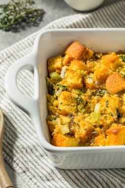 Şükran Günü için ev yapımı Amerikan Ekmeği Sage ile doldurulmuş.