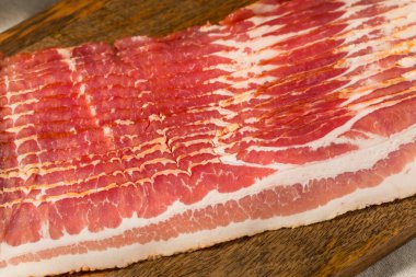 Kırmızı Organik Pastırma Dilimlere Kesildi