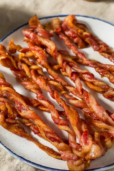 Bandes Bacon Torsadées Mode Maison Sur Une Assiette — Photo