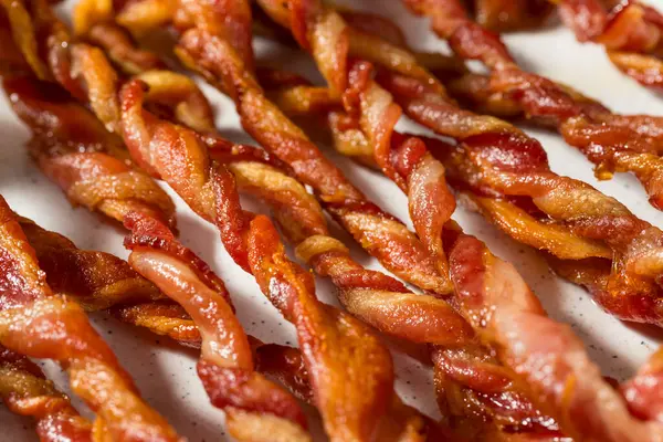 Zelfgemaakte Trendy Twisted Bacon Strips Een Bord — Stockfoto