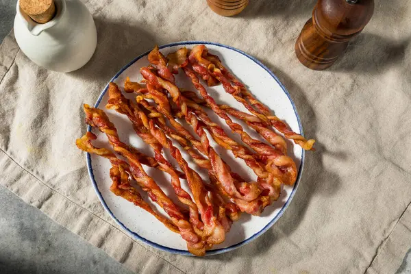 Hausgemachte Trendy Twisted Bacon Strips Auf Einem Teller — Stockfoto
