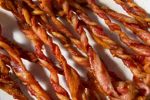 Tabakta Yapımı Eğilimli Bacon Şeritleri — Stok fotoğraf