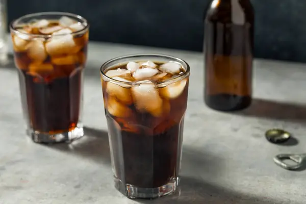 Cola Castanha Escura Refrescante Frio Com Cubos Gelo — Fotografia de Stock