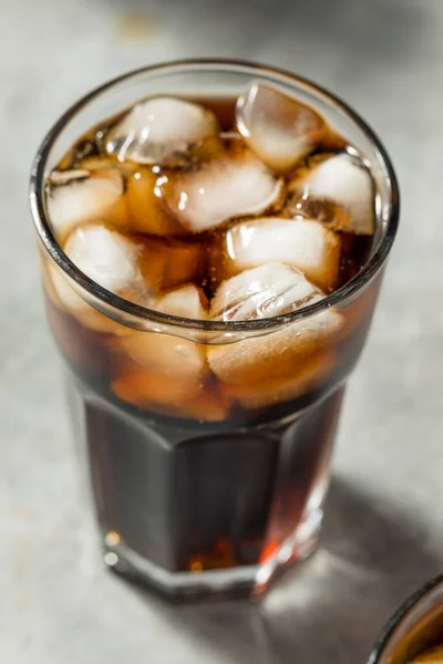 Frío Refrescante Cola Marrón Oscuro Con Cubitos Hielo —  Fotos de Stock