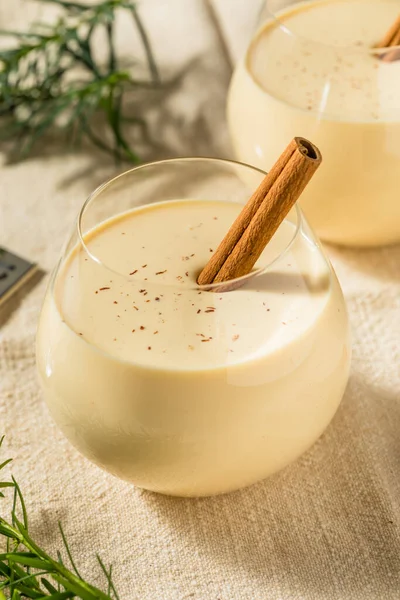 Boozy Cold Eggnog Cocktail Met Rum Voor Kerstmis — Stockfoto
