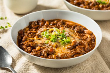 Ev yapımı Türkiye Chili Con Carne Peynirli ve Yeşil Soğanlı
