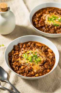 Ev yapımı Türkiye Chili Con Carne Peynirli ve Yeşil Soğanlı