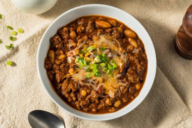 Ev yapımı Türkiye Chili Con Carne Peynirli ve Yeşil Soğanlı