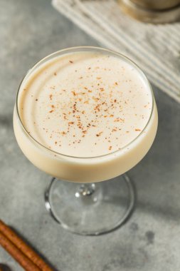 Boozy Donmuş Eggnog Martini Brandy ile Kokteyl