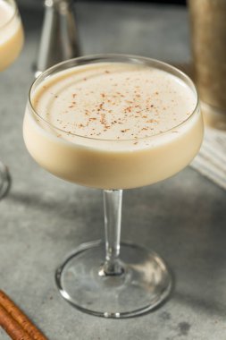 Boozy Donmuş Eggnog Martini Brandy ile Kokteyl