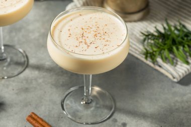 Boozy Donmuş Eggnog Martini Brandy ile Kokteyl