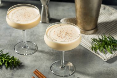 Boozy Donmuş Eggnog Martini Brandy ile Kokteyl