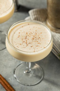 Boozy Donmuş Eggnog Martini Brandy ile Kokteyl