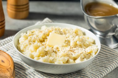 Ev yapımı tuzlu ve tereyağlı patates püresi.