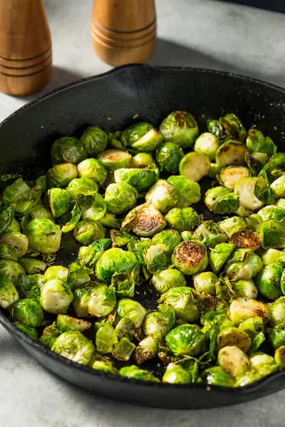 Healthy Roasted Homemade Brussels Sprouts Ready Eat — Stock Photo, Image
