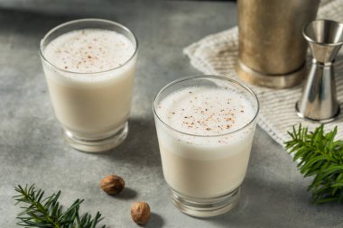 Noel için Nutmeg ile Kremalı Soğuk Bourbon Süt Pançı