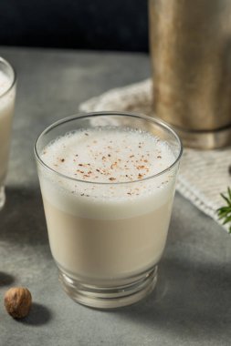 Noel için Nutmeg ile Kremalı Soğuk Bourbon Süt Pançı