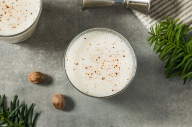Noel için Nutmeg ile Kremalı Soğuk Bourbon Süt Pançı