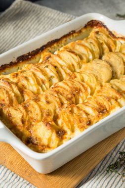 Ev yapımı Hasselback, güveçte haşlanmış patates.