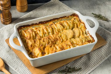 Ev yapımı Hasselback, güveçte haşlanmış patates.