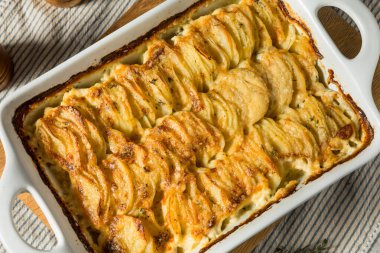 Ev yapımı Hasselback, güveçte haşlanmış patates.