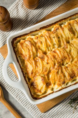 Ev yapımı Hasselback, güveçte haşlanmış patates.