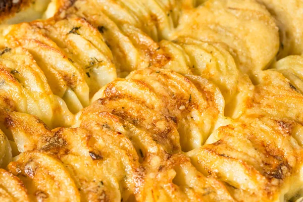 Ev yapımı Hasselback, güveçte haşlanmış patates.