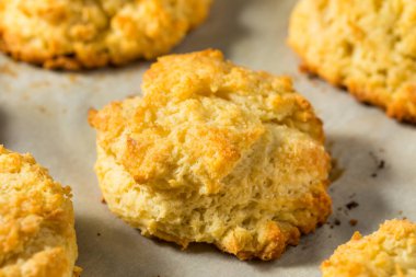 Ev yapımı tereyağlı tereyağlı bisküviler yemeye hazır.